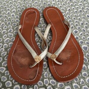 TORY BURCH The Classic Flip Flops Tan Patent Leather Logo Sandals